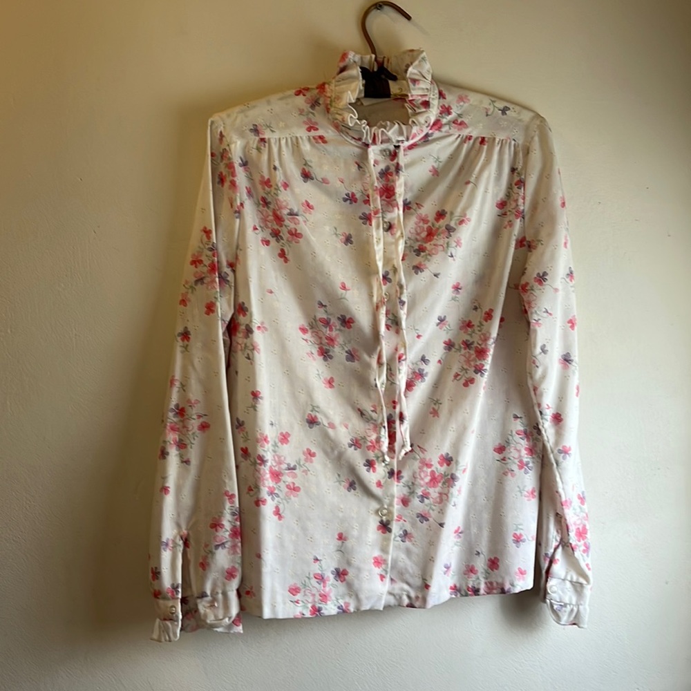 VINTAGE white floral long-sleeved blouse size medium